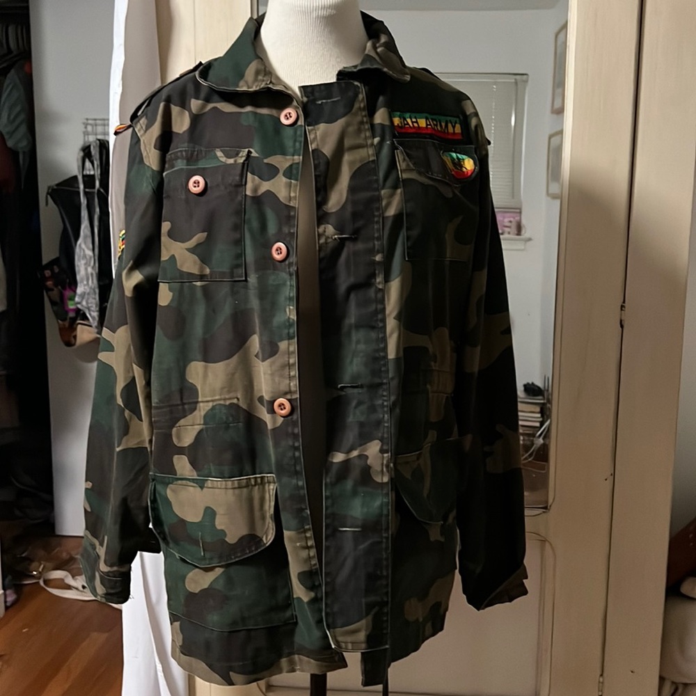 Lakhay’s collection m/l camp jacket.